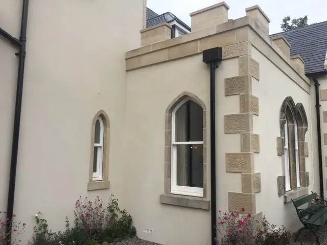 sandstone corners and sandstone moulded windows