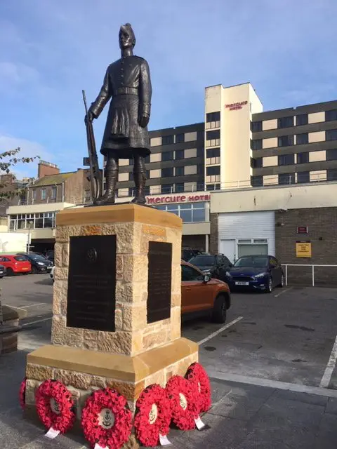 Highlander statue & plinth with wreaths