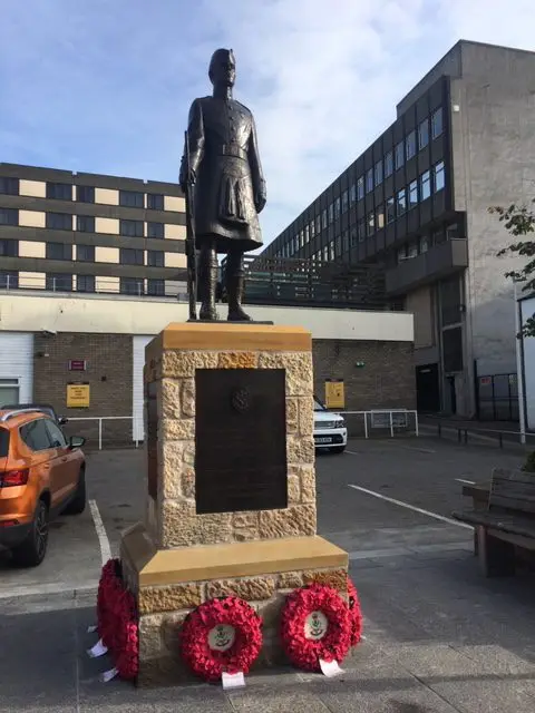 Highlander statue with wreaths